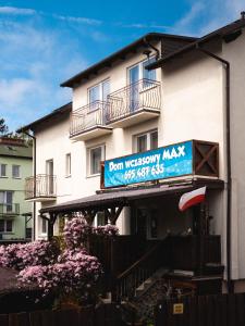 a building with a sign that reads dean weeklymark at Dom wczasowy Max in Darłowo