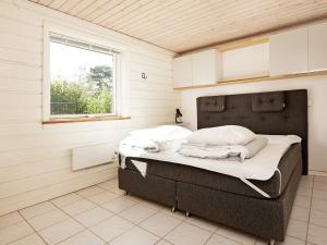 Postel nebo postele na pokoji v ubytování 6 person holiday home in Asnæs-By Traum