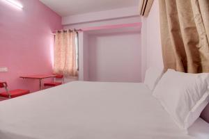 Postel nebo postele na pokoji v ubytování Hotel O Elite Inn