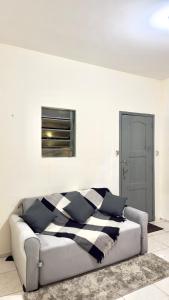 a white room with a couch and a window at Próximo a São Brás, Rodoviária e Supermercado! in Belém