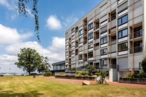 an apartment building with a park in front of it at Skipper am Steinhuder Meer in Steinhude