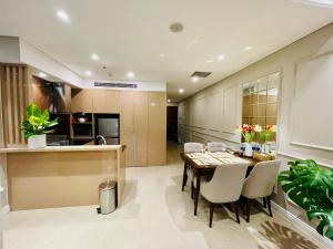eine Küche und ein Esszimmer mit Tisch und Stühlen in der Unterkunft Luxury Apartment with Ocean View - 1 minute to beach in Đà Nẵng