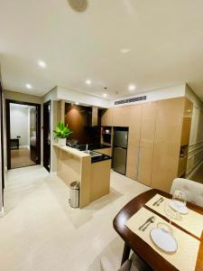 eine Küche und ein Wohnzimmer mit einem Holztisch und einem Esszimmer in der Unterkunft Luxury Apartment with Ocean View - 1 minute to beach in Đà Nẵng