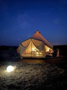 ヴァロンソルにあるLes lavandesの夜の野原にテーブルと椅子が置かれたテント +17枚の写真