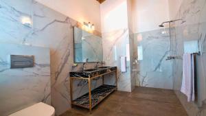 Koupelna v ubytování Blue Pine Mountain Homes + 31 fotografií