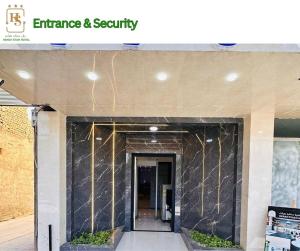 een ingang van een gebouw met een zwarte marmeren muur bij Herat Star Hotel in Herat