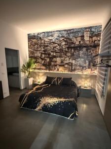 热那亚Suite degli Archi - Lusso e charme fronte Acquario的卧室的墙上挂着一幅大画