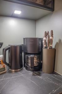 a kitchen counter with two coffee pots and a microwave at ZumHubertus in Bschlabs