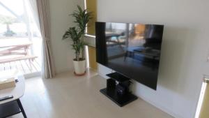 Il comprend un salon doté d'une télévision murale à écran plat. dans l'établissement Villa Coast 南九十九里, à Chosei 107 autres photos