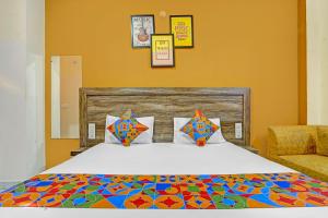 Ένα ή περισσότερα κρεβάτια σε δωμάτιο στο FabHotel Galaxy Greno Celebration