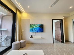 TV a/nebo společenská místnost v ubytování Peaceful Candolim 2BHK Apartment - Family Stay, Scenic View, Pool