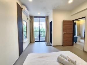 Postel nebo postele na pokoji v ubytování Peaceful Candolim 2BHK Apartment - Family Stay, Scenic View, Pool + 28 fotografií