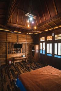 BedakahにあるSinggasana Villa & Restoの木造キャビン内のベッド1台