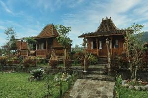 a house with a pathway leading to it at Singgasana Villa & Resto in Bedakah