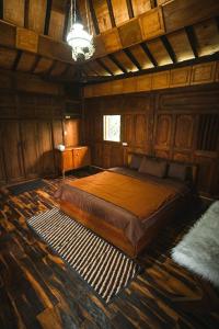 BedakahにあるSinggasana Villa & Restoの木製の部屋にベッド1台が備わるベッドルーム1室があります。 +17枚の写真