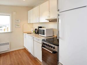 バイアス・スタンにある4 person holiday home in Vejers Strand-By Traumの冷蔵庫と電子レンジ付きのキッチン