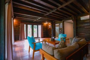 Khu vực ghế ngồi tại The Kirana Tembok