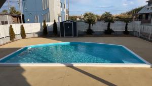 une piscine au milieu d'une cour dans l'établissement Villa Coast 南九十九里, à Chosei