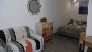 Postel nebo postele na pokoji v ubytování Studio de la Luciole + 6 fotografií