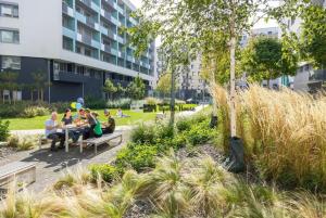 TrnávkaにあるÚtulný apartmán Nuppuの公園のベンチに座る人々
