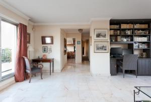 ein Wohnzimmer mit einem Tisch und einem Schreibtisch in der Unterkunft Charming parisian rooftop ! 120m2 for 8 people in Saint-Mandé