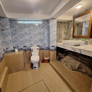 a bathroom with a toilet and a sink at Sinali Villa in Habaraduwa