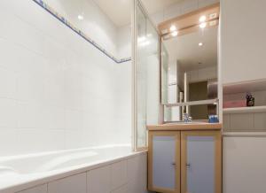 ein Badezimmer mit Badewanne, Waschbecken und Spiegel in der Unterkunft Charming parisian rooftop ! 120m2 for 8 people in Saint-Mandé + 18 Fotos