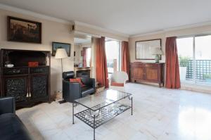ein Wohnzimmer mit einer Couch und einem Glastisch in der Unterkunft Charming parisian rooftop ! 120m2 for 8 people in Saint-Mandé