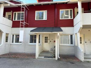 une maison rouge et blanche avec un porche dans l'établissement Moonlight 311 Visit Levi, à Levi 5 autres photos