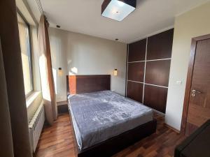 un dormitorio con una cama en una habitación en Yarema Forest House, en Yarema residence zone