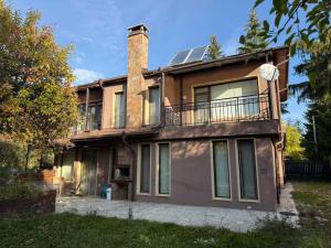 una casa con un solárium encima en Yarema Forest House, en Yarema residence zone