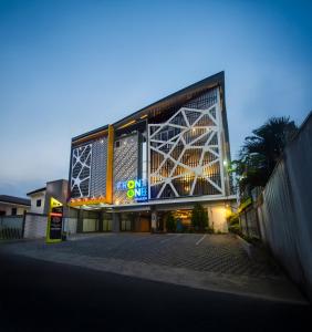 SragenにあるFront One Hotel Sragenの夕暮れ時のライトアップファサード付き建物