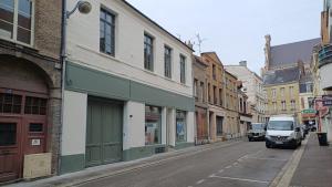 サントメールにあるStudio Bohème tout neufの路上に車が駐車されている街路