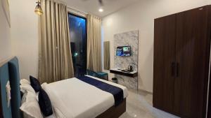 a hotel room with a bed and a window at Jasmin A Luxury Stay-900m Walk To The Taj Mahal,Free Parking in Agra