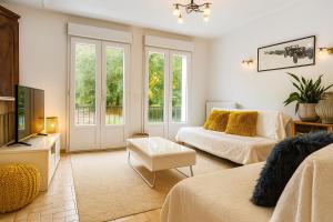 un salon avec un canapé et une télévision dans l'établissement maison individuel proche des châteaux et Amboise avec jardin clos, à Pocé-sur-Cisse