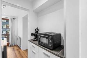 a microwave sitting on top of a counter in a kitchen at Ferienwohnung im Zentrum von Oberstaufen in Oberstaufen