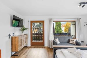 a living room with a couch and a window at Ferienwohnung im Zentrum von Oberstaufen in Oberstaufen