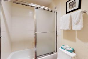 ein Badezimmer mit Dusche und Toilette in der Unterkunft Tenderfoot Lodge 2605 in Snake River Health Services Incorporated Heliport + 17 Fotos