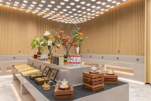 a store with a buffet of food and flowers at Jinyi Select Hotel Hohhot Juhaicheng International Convention and Exhibition Center in Hohhot