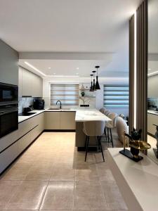 Kuchyň nebo kuchyňský kout v ubytování Sweet Luxury 2BR Nicosia City