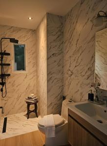 Koupelna v ubytování Charly Apartment - 2BR Seaview Cozy Apartment