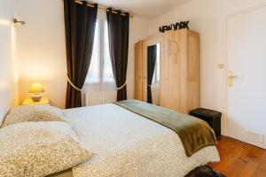 une chambre avec un lit et une fenêtre dans l'établissement maison individuel proche des châteaux et Amboise avec jardin clos, à Pocé-sur-Cisse