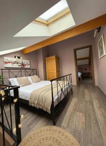 Un dormitorio con una cama y una claraboya. en Two various entire apartments in New Gudauri -Redco, Near Main Gondola, en Gudauri
