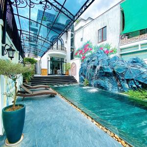 a swimming pool in the middle of a building at Eco Bliss Hotel in Thôn Lại Thê