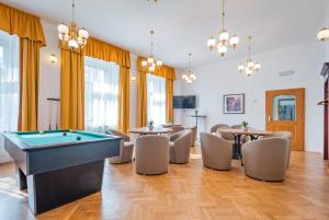 sala de estar con mesa de billar y sillas en Hotel Metropol, en Františkovy Lázně