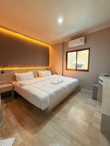 Postel nebo postele na pokoji v ubytování Luck Hotel Huai Khwang MRT Ratchada