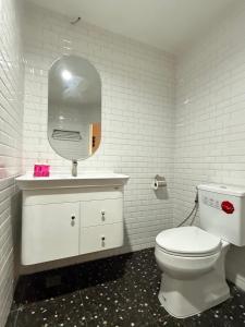 Koupelna v ubytování Luck Hotel Huai Khwang MRT Ratchada + 18 fotografií