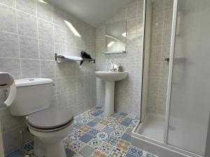 Ένα μπάνιο στο Le Hameau des possibles gites 16- personnes +23 φωτογραφίες