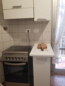 een keuken met een fornuis en een aanrechtblad bij Casa Carrara in Genua