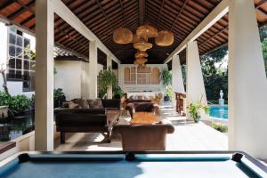 Ruang duduk di Deva Bali Villa